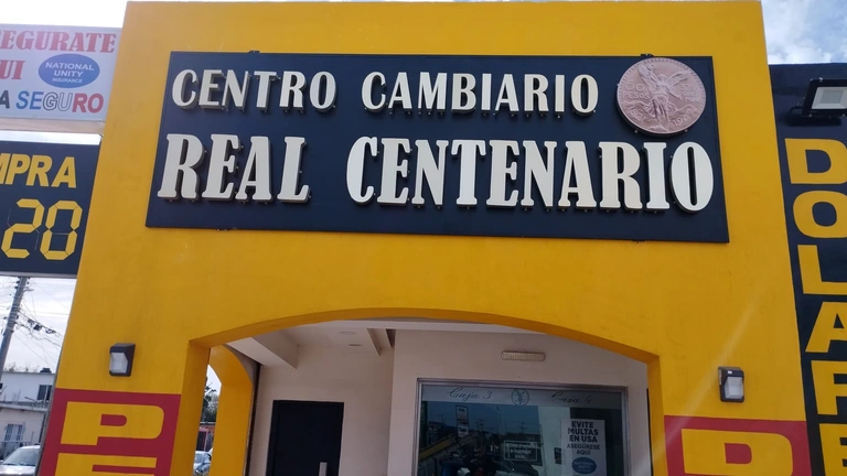 Letrero de aluminio en Centro Cambiario Real Centenario realizado por Impresos Xpress