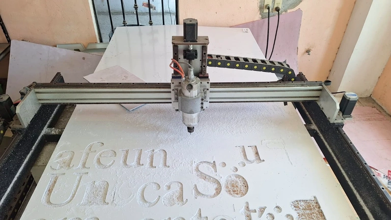 Equipo CNC trabajando material para fabricación de letreros