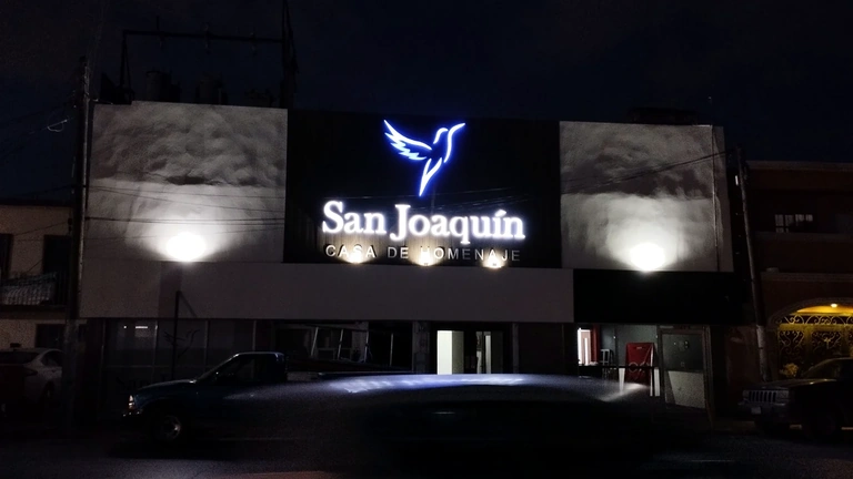 Anuncio luminoso instalado por Impresos Xpress para negocio local